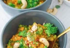 Leckeres Brokkoli-Linsen-Curry serviert in einer bunten Schüssel.
