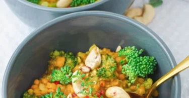 Leckeres Brokkoli-Linsen-Curry serviert in einer bunten Schüssel.