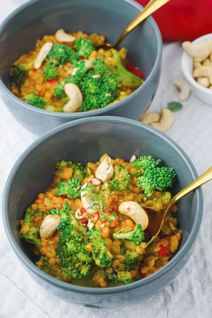 Leckeres Brokkoli-Linsen-Curry serviert in einer bunten Schüssel.