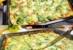 Leckere Brokkoli-Pizza mit frischem Gemüse und glutenfreiem Boden.