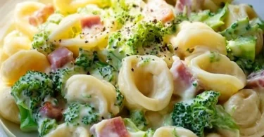 Leckere Brokkoli Schinken Pasta serviert in einer weißen Schale.