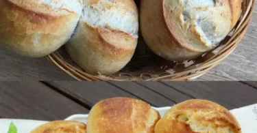 Frisch gebackene Brötchen auf einem Holztisch serviert