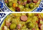 Brusselssprossen mit Würstchen und Speck auf einem Teller angerichtet