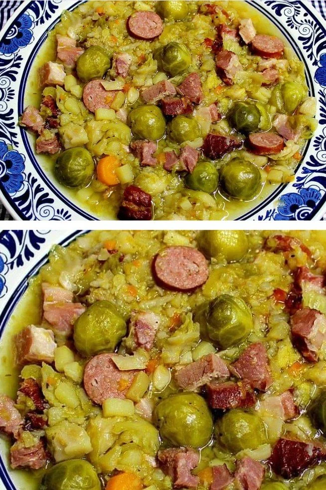 Brusselssprossen mit Würstchen und Speck auf einem Teller angerichtet