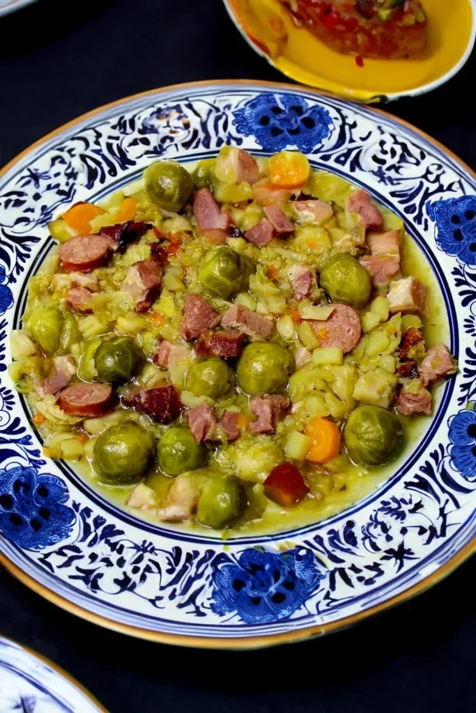 Brusselssprossen mit Würstchen und Speck