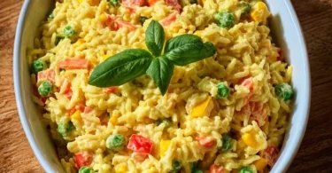 Bunter Reissalat mit Curry, gesund und frisch zubereitet.
