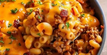 Leckere Cheeseburger Pfanne mit saftigen Burgern und frischem Gemüse