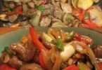 Schale mit chinesischem Rindfleisch und frischem Gemüse