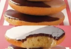 Leckere Cookies mit farbiger Zuckerglasur dekoriert auf einem Teller