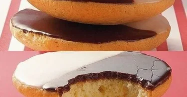 Leckere Cookies mit farbiger Zuckerglasur dekoriert auf einem Teller