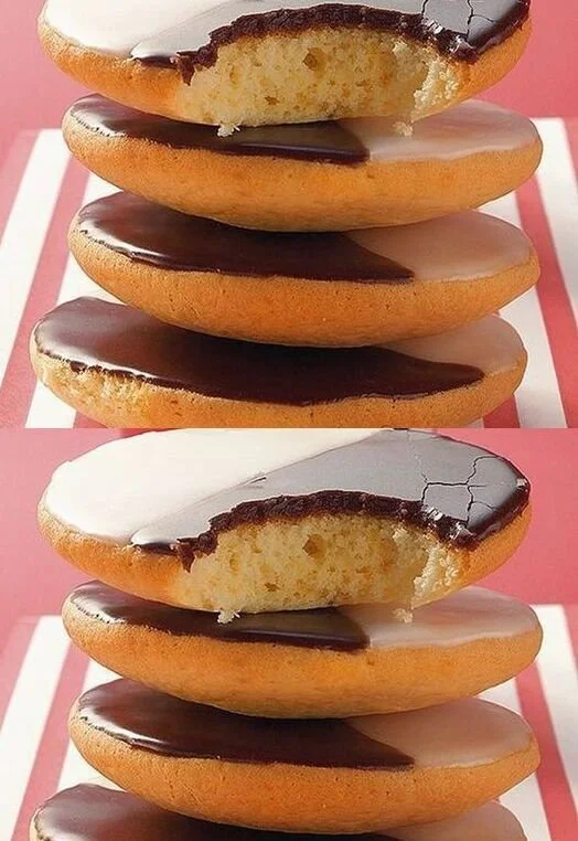 Leckere Cookies mit farbiger Zuckerglasur dekoriert auf einem Teller
