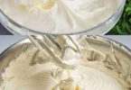 Hausgemachte deutsche Buttercreme nach Omas Geheimrezept in einer Schüssel