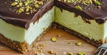 Leckerer Dubai Cheesecake mit Pistazien auf einem Teller