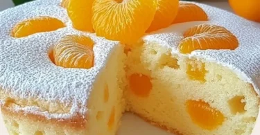 Einfacher Buttermilchkuchen mit Mandarinen auf einem Teller
