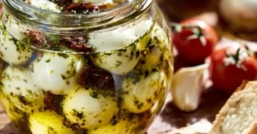 Eingelegter Mozzarella in Olivenöl mit Kräutern und Gewürzen