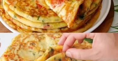 Leckere Knoblauch-Pfannkuchen mit Käse serviert auf einem Teller