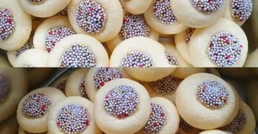 Leckere und zarte Schneeplätzchen auf einem festlichen Dessertteller