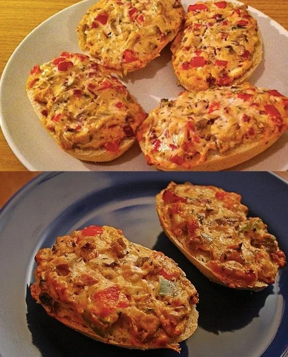 Frisch gebackene Fernseh Brötchen auf einem Holzbrett serviert.