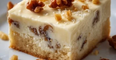 Friss dich dumm Kuchen mit Pudding und Walnüssen auf einem Teller