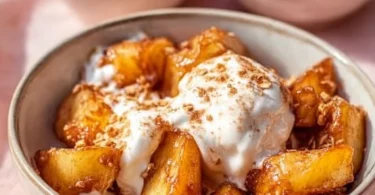 Gebackene Äpfel aus der Heißluftfritteuse mit Zimt und Nüssen dekoriert