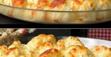 Gebackener Blumenkohl mit Käse-Kräuter-Sauce auf einem Teller serviert.