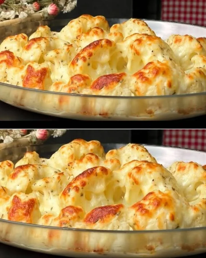 Gebackener Blumenkohl mit Käse-Kräuter-Sauce auf einem Teller