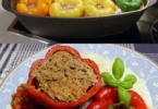 Leckere gefüllte Paprika mit einer Füllung aus Reis und Hackfleisch