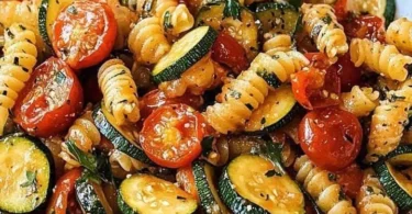 Gesunde Tomaten-Zucchini-Pasta, ein schmackhaftes, leichtes Rezept