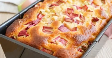 Gesunder Rhabarberkuchen mit Joghurt auf einem Teller serviert