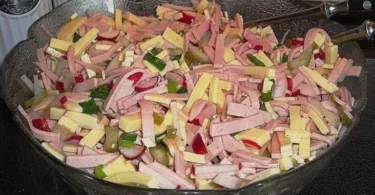 Bunte Schüssel mit Gouda Wurst Salat, frischen Zutaten und Dressing