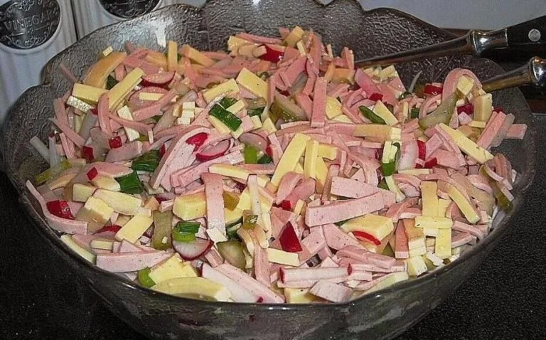 Bunte Schüssel mit Gouda Wurst Salat, frischen Zutaten und Dressing
