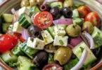 Traditioneller Griechischer Salat mit Tomaten, Gurken, Oliven und Feta-Käse