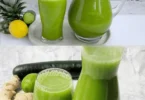 Grüner Smoothie in einem Glas mit frischen Zutaten wie Spinat und Banane