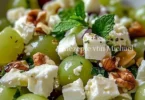 Grüner Trauben-Salat mit Feta und frischen Zutaten in einer Schüssel