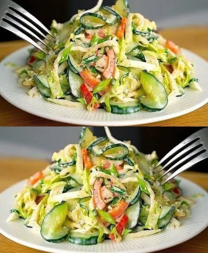 Gurkensalat mit Chinakohl auf einem Teller angerichtet