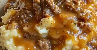Hackfleisch Soße serviert über cremigem Kartoffelpüree