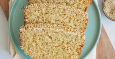 Gesundes Haferquarkbrot auf einem Holzbrett mit frischen Zutaten