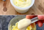 Hausgemachte Mayonnaise in einer Schüssel auf einem Holztisch