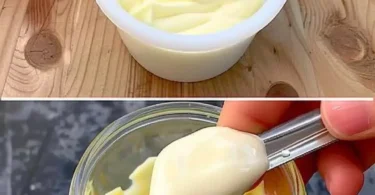 Hausgemachte Mayonnaise in einer Schüssel auf einem Holztisch