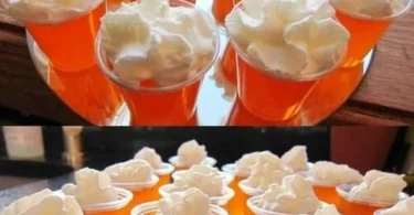 Heißer Aperol Drink in einem Glas mit Zitrone und Eiswürfeln