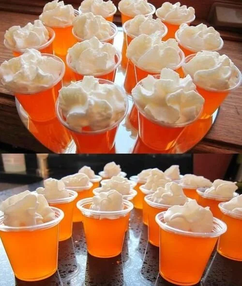 Heißer Aperol Drink in einem Glas mit Zitrone und Eiswürfeln