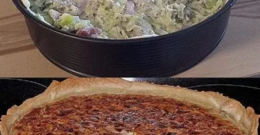 Herzhafter Gorgonzola-Kuchen mit Lauch auf einem Holzbrett serviert