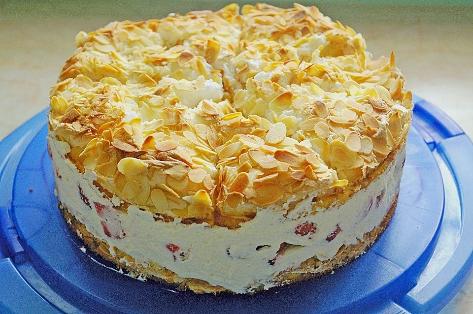Himbeer-Baiser-Torte mit frischen Himbeeren und Baiser-Topping