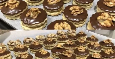 Ischler Törtchen mit Schokolade und Marmelade auf einem Teller