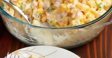 Verrückter Salat aus frischem Gemüse und bunten Zutaten auf einem Teller