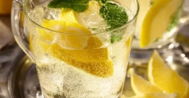 Glas mit Kalte Ente, einem spritzigen Getränk aus Sekt und Limonade.