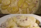 Kartoffelsauce mit Speck in einer Schüssel, ideal für Kartoffelgerichte.