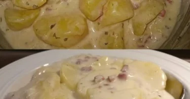 Kartoffelsauce mit Speck in einer Schüssel, ideal für Kartoffelgerichte.