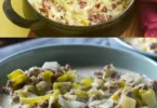 Cremige Käse-Lauch-Suppe mit Hackfleisch in einer Schüssel