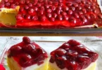 Saftiger Kirsch Schmand Blechkuchen auf einem weißen Teller